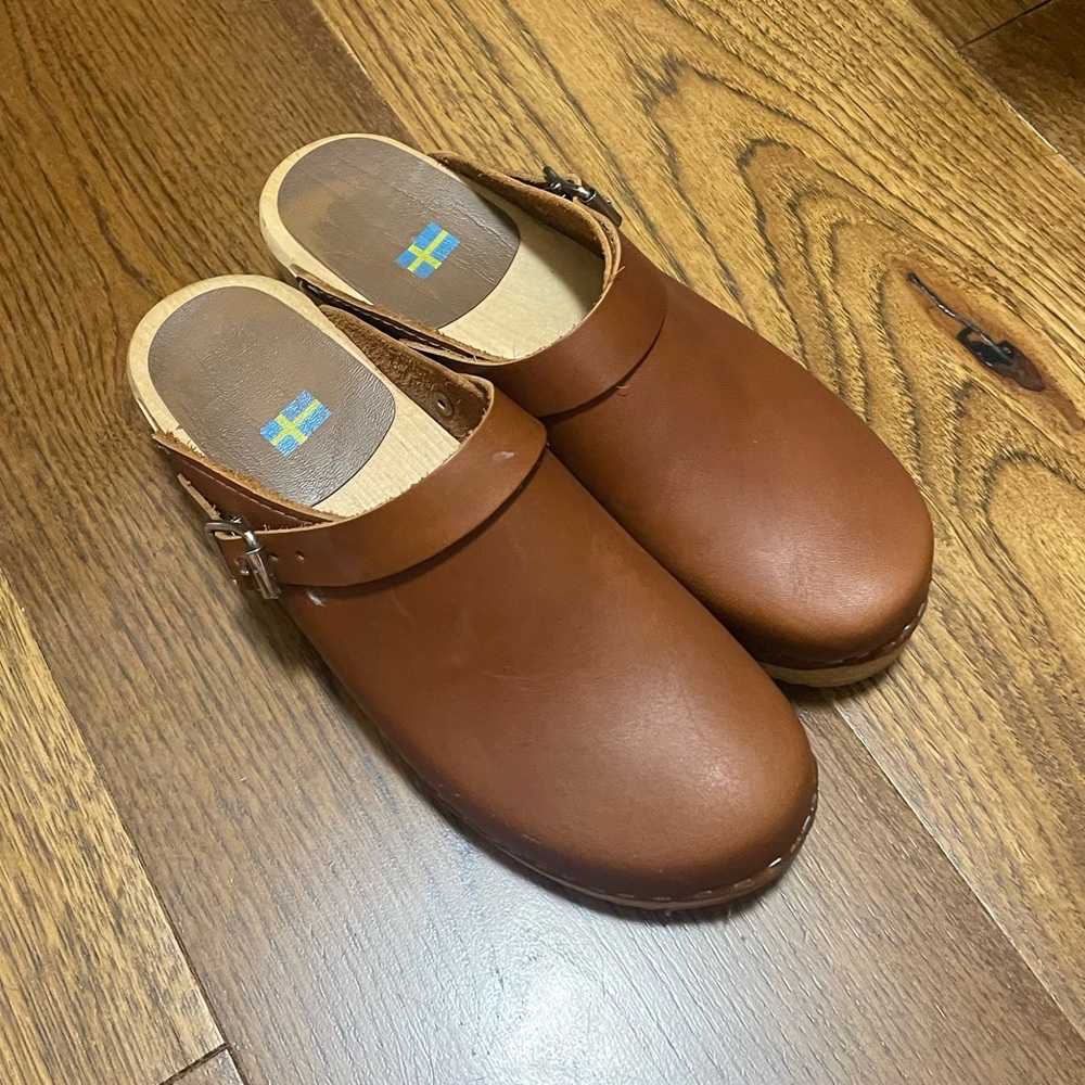 Swedish Hasbeen brown clogs
